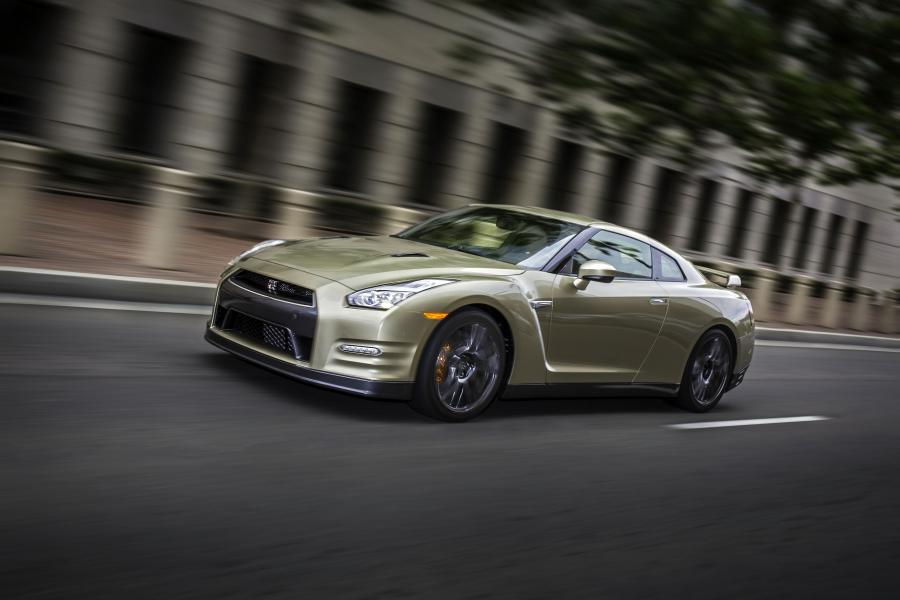  Nissan GT-R 45th Anniversary Gold Edition 2015 года  (фото 5 из 22)